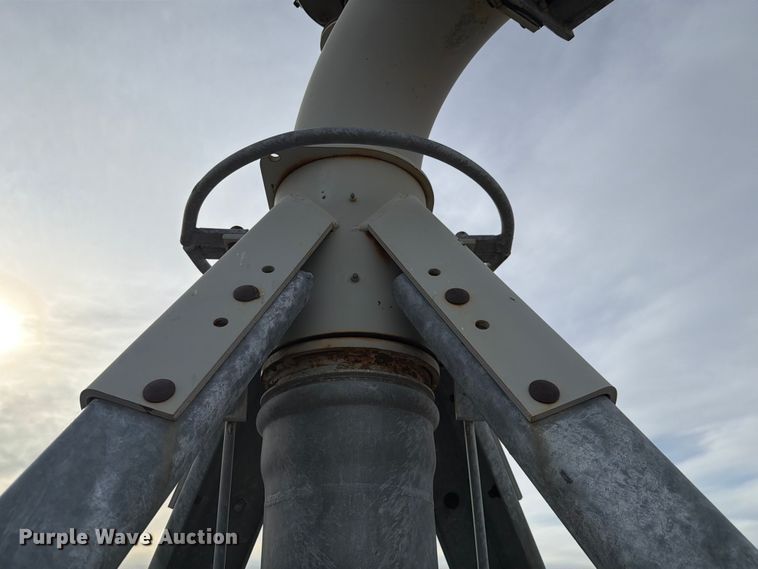 image for item NE9867 Valmont 8000 center pivot