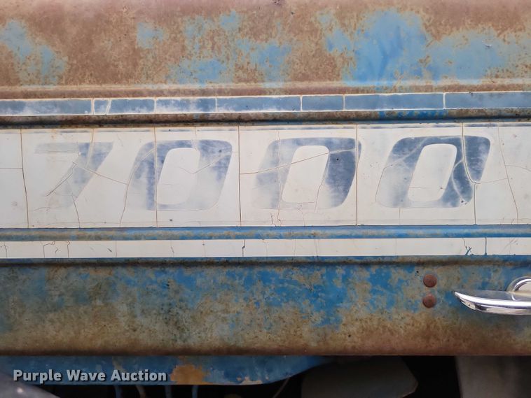 image for item NK9844 1975 Ford 7000 tractor