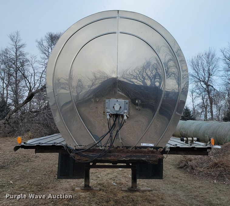 image for item NO9892 1975 Heil tank trailer