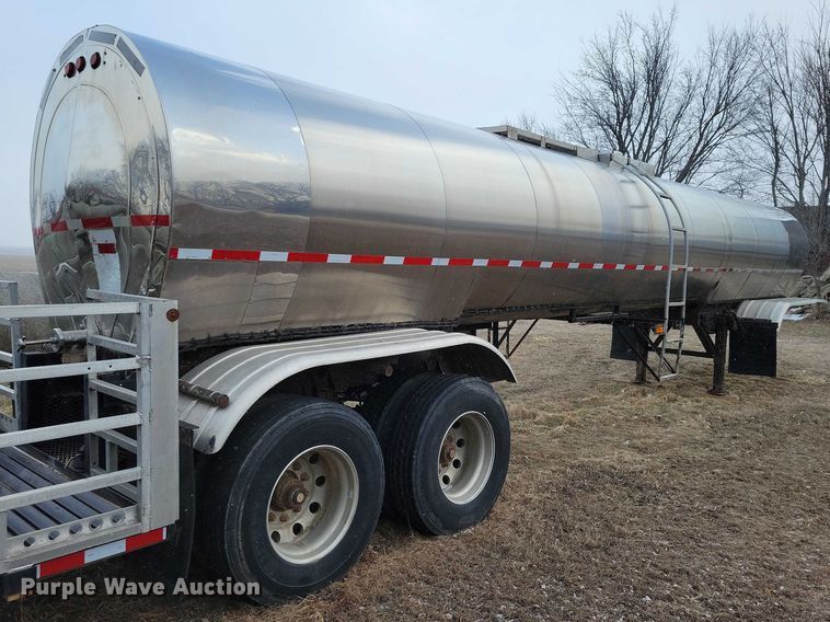 image for item NO9892 1975 Heil tank trailer