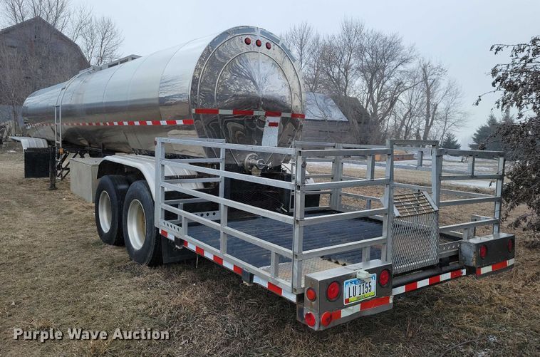 image for item NO9892 1975 Heil tank trailer