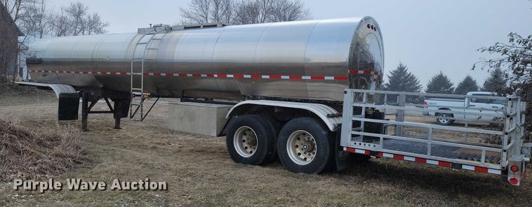 image for item NO9892 1975 Heil tank trailer