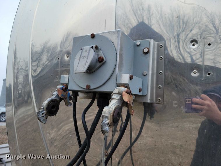 image for item NO9892 1975 Heil tank trailer