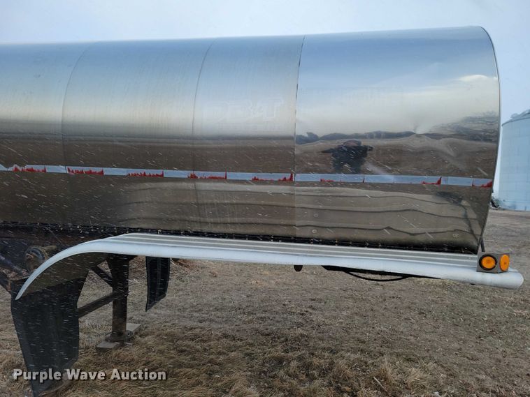 image for item NO9892 1975 Heil tank trailer