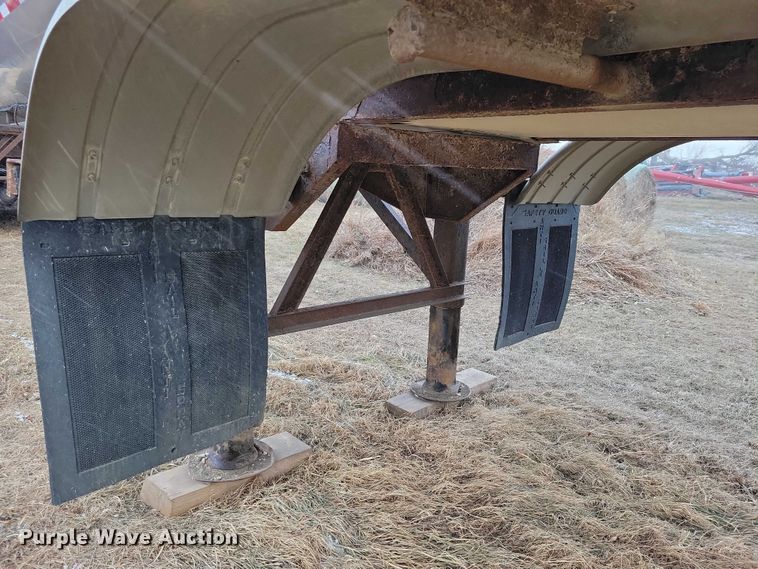 image for item NO9892 1975 Heil tank trailer