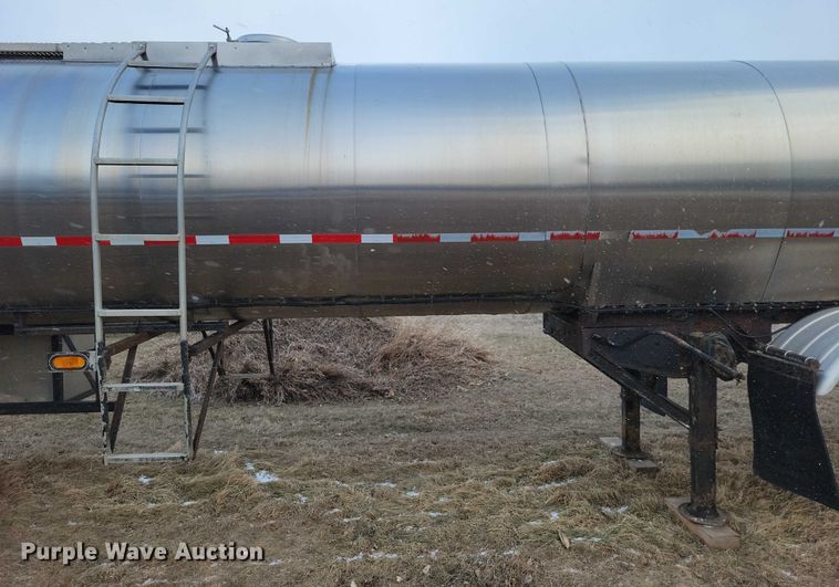 image for item NO9892 1975 Heil tank trailer