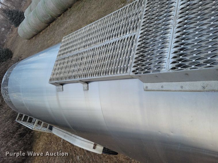 image for item NO9892 1975 Heil tank trailer