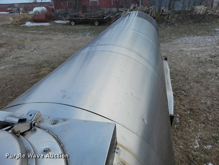 image for item NO9892 1975 Heil tank trailer