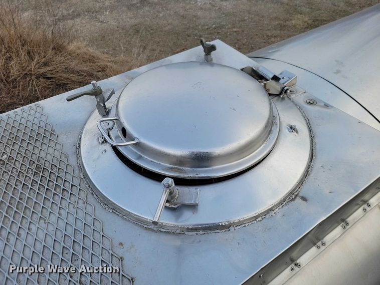 image for item NO9892 1975 Heil tank trailer