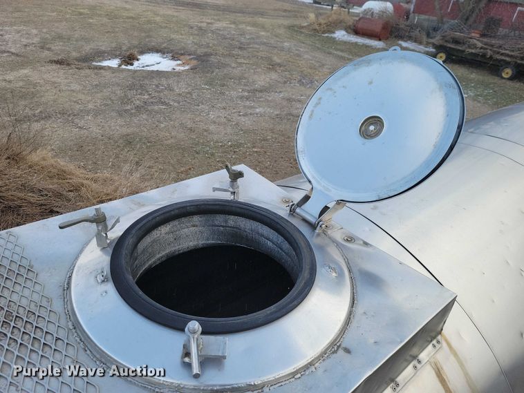 image for item NO9892 1975 Heil tank trailer