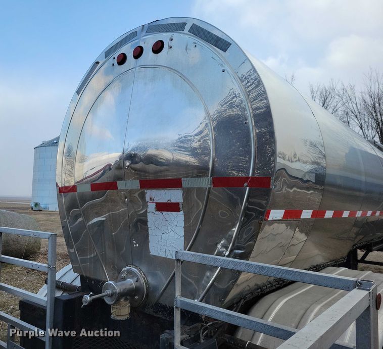 image for item NO9892 1975 Heil tank trailer