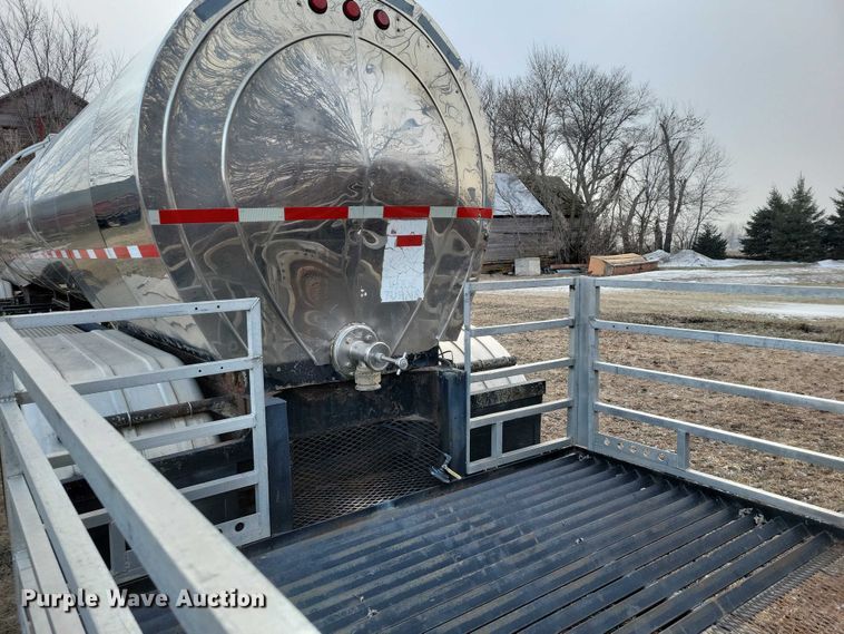 image for item NO9892 1975 Heil tank trailer