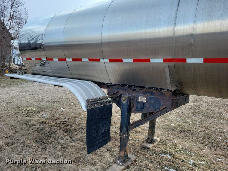 image for item NO9892 1975 Heil tank trailer