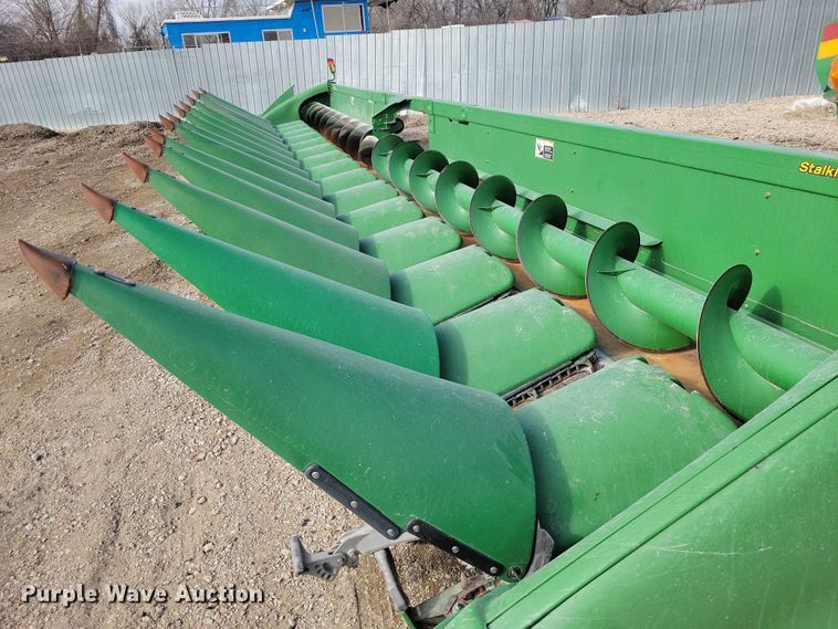 image for item YA2756 2013 John Deere  616C StalkMaster corn head