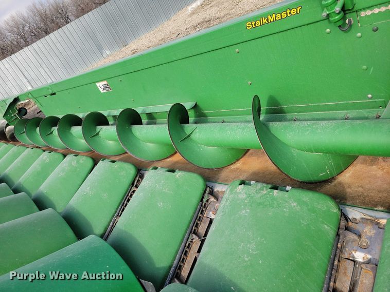 image for item YA2756 2013 John Deere  616C StalkMaster corn head