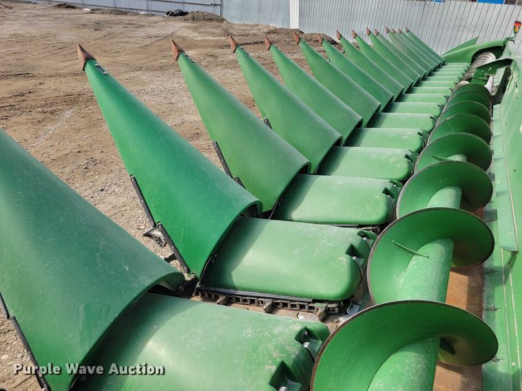 image for item YA2756 2013 John Deere  616C StalkMaster corn head