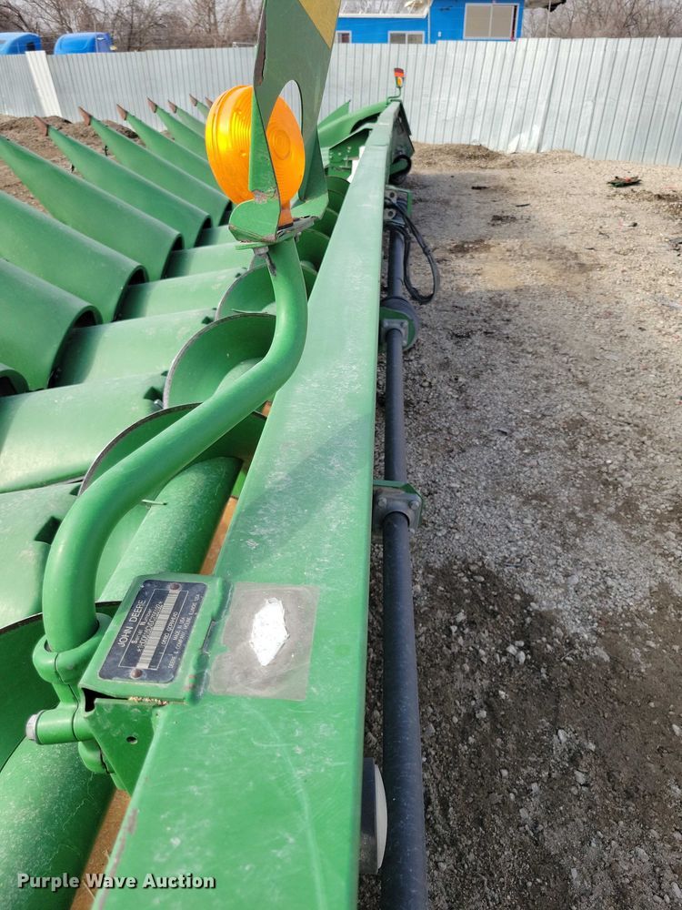 image for item YA2756 2013 John Deere  616C StalkMaster corn head