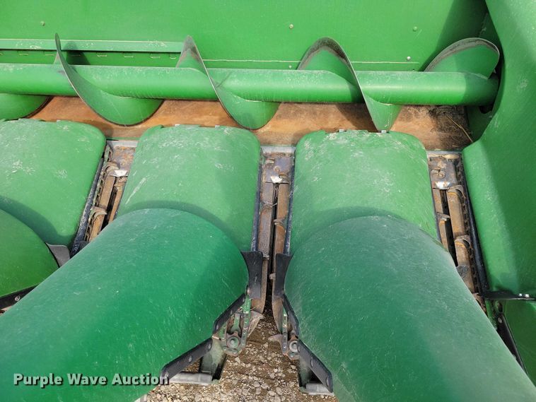 image for item YA2756 2013 John Deere  616C StalkMaster corn head