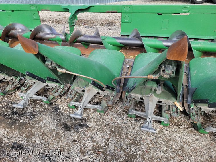 image for item YA2756 2013 John Deere  616C StalkMaster corn head