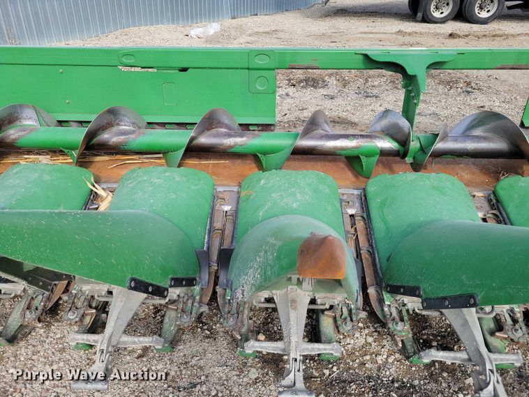 image for item YA2756 2013 John Deere  616C StalkMaster corn head