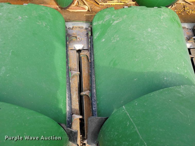 image for item YA2756 2013 John Deere  616C StalkMaster corn head
