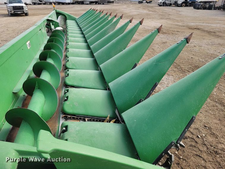 image for item YA2756 2013 John Deere  616C StalkMaster corn head