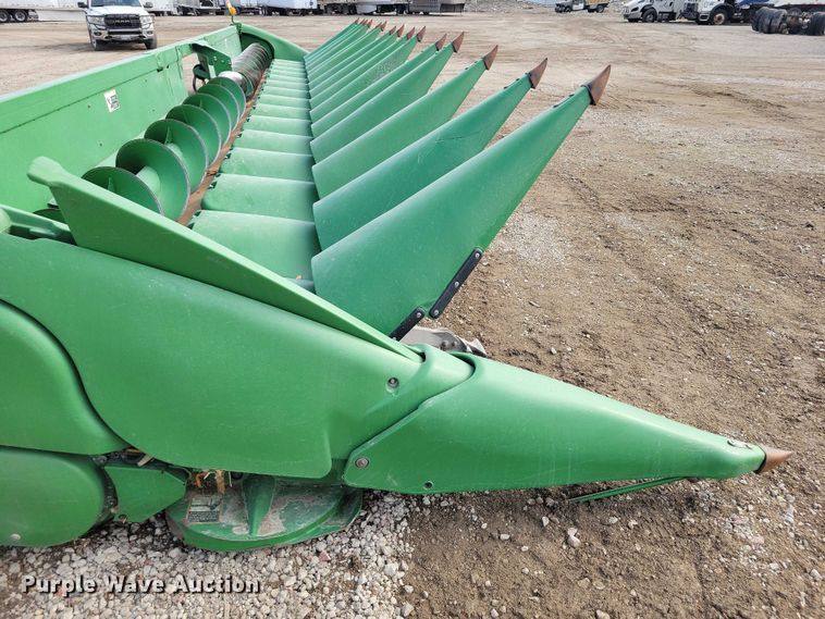 image for item YA2756 2013 John Deere  616C StalkMaster corn head
