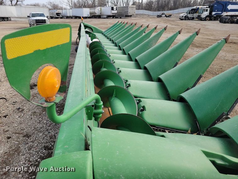 image for item YA2756 2013 John Deere  616C StalkMaster corn head