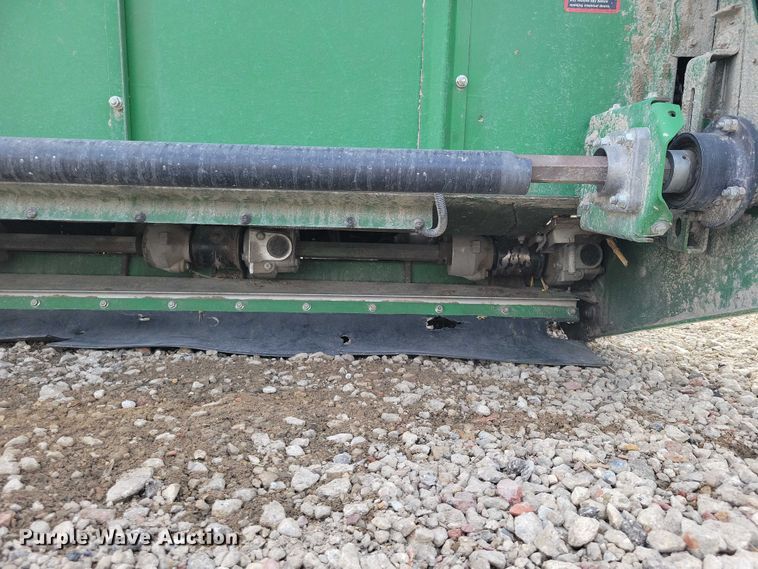 image for item YA2756 2013 John Deere  616C StalkMaster corn head