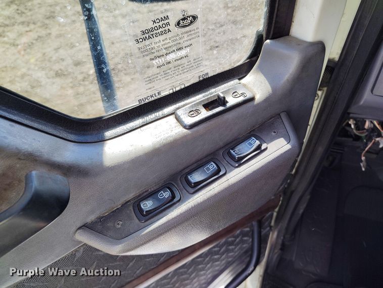 image for item BI9759 2014 Mack CXU semi truck