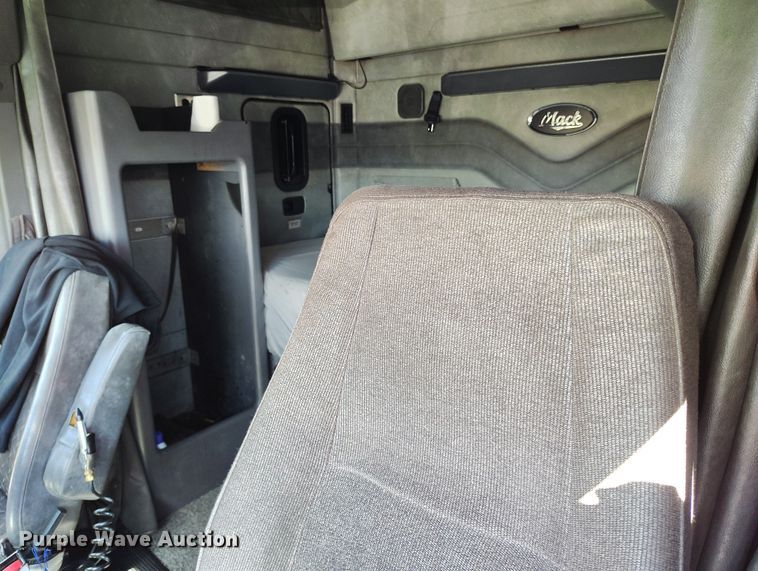 image for item BI9759 2014 Mack CXU semi truck