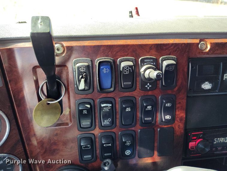 image for item BI9759 2014 Mack CXU semi truck