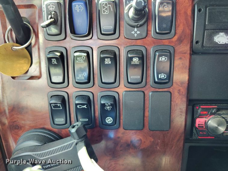 image for item BI9759 2014 Mack CXU semi truck