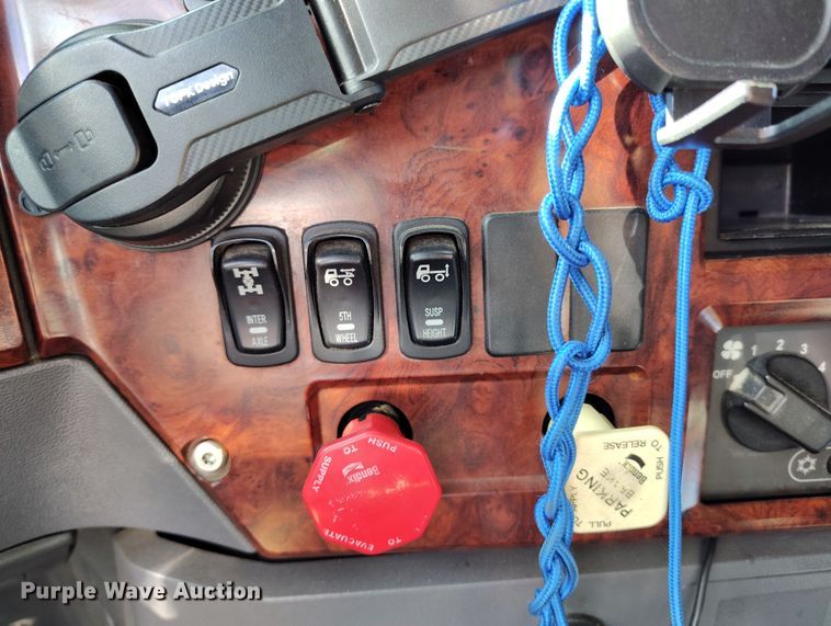 image for item BI9759 2014 Mack CXU semi truck