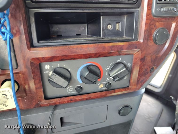 image for item BI9759 2014 Mack CXU semi truck