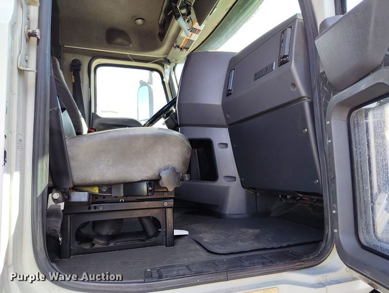 image for item BI9759 2014 Mack CXU semi truck