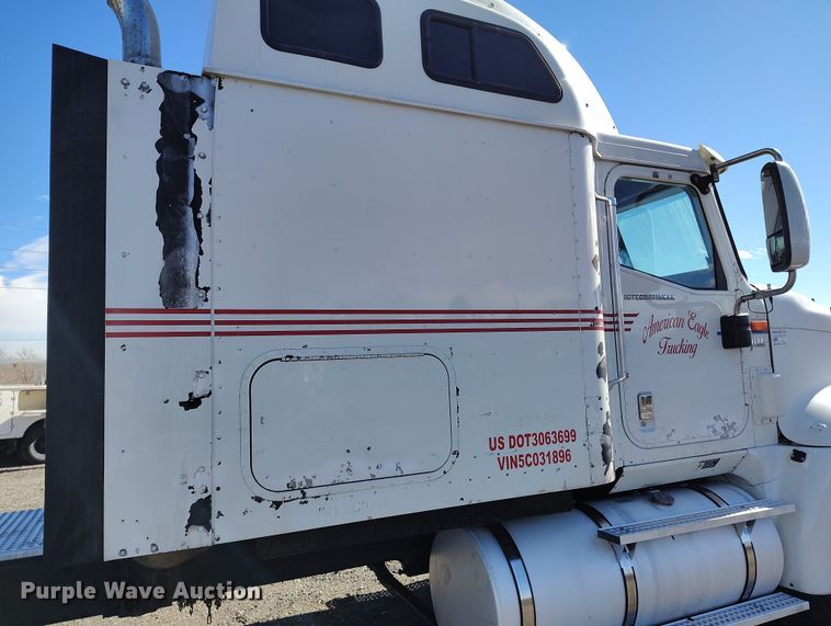 image for item BI9760 2005 International 9400i semi truck