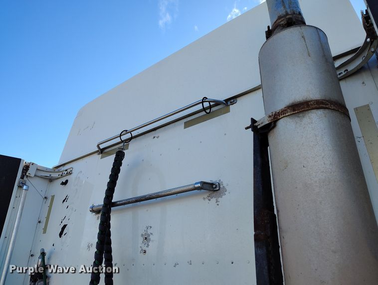 image for item BI9760 2005 International 9400i semi truck