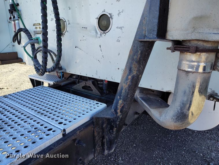 image for item BI9760 2005 International 9400i semi truck