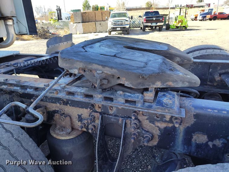 image for item BI9760 2005 International 9400i semi truck