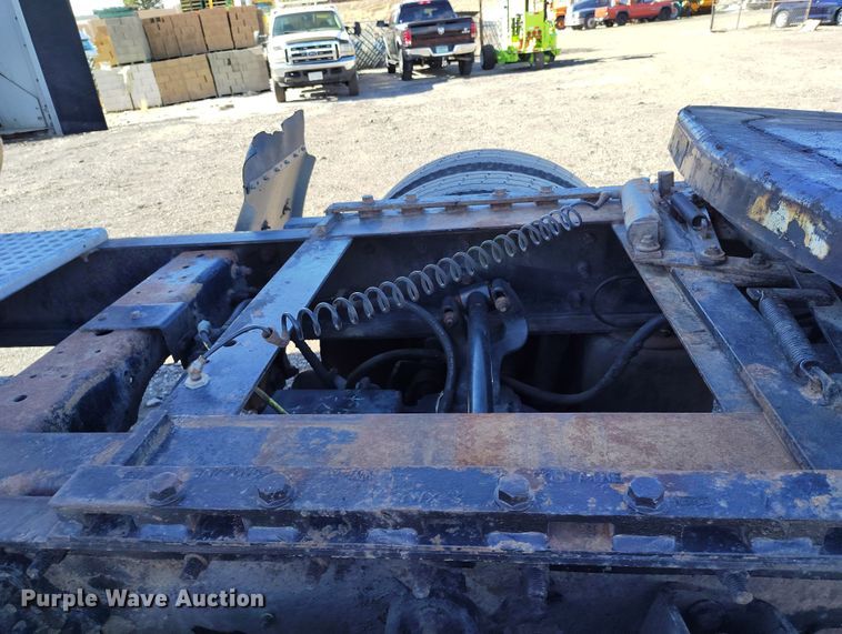 image for item BI9760 2005 International 9400i semi truck