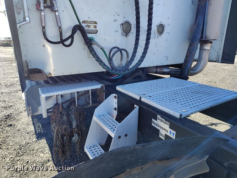 image for item BI9760 2005 International 9400i semi truck