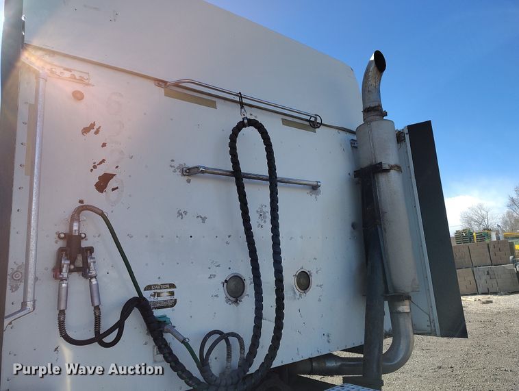 image for item BI9760 2005 International 9400i semi truck