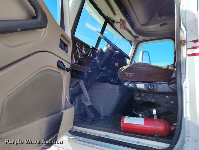 image for item BI9760 2005 International 9400i semi truck