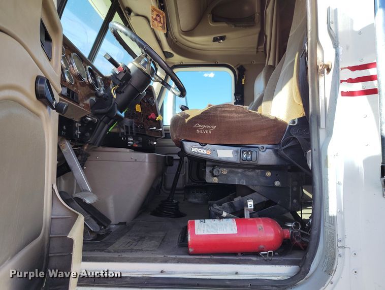 image for item BI9760 2005 International 9400i semi truck