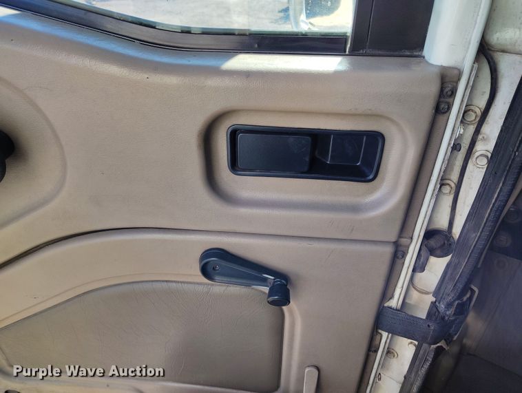 image for item BI9760 2005 International 9400i semi truck