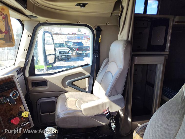 image for item BI9760 2005 International 9400i semi truck