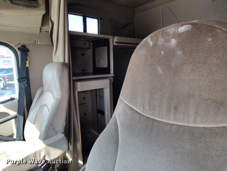 image for item BI9760 2005 International 9400i semi truck