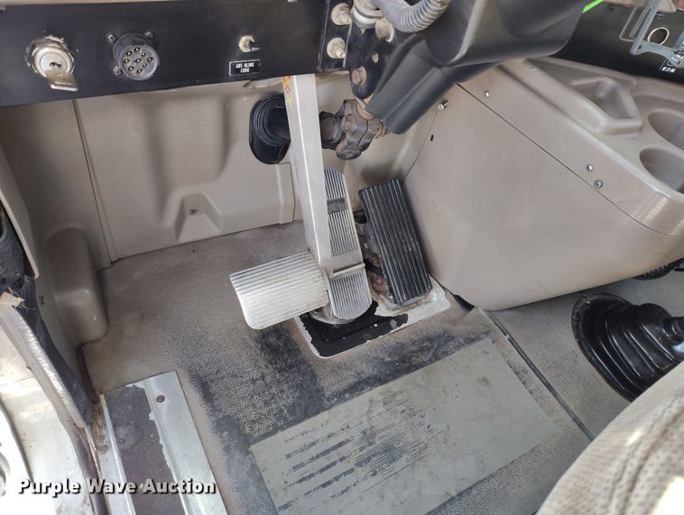 image for item BI9760 2005 International 9400i semi truck