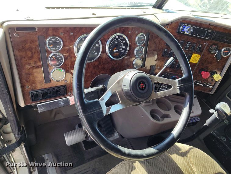 image for item BI9760 2005 International 9400i semi truck